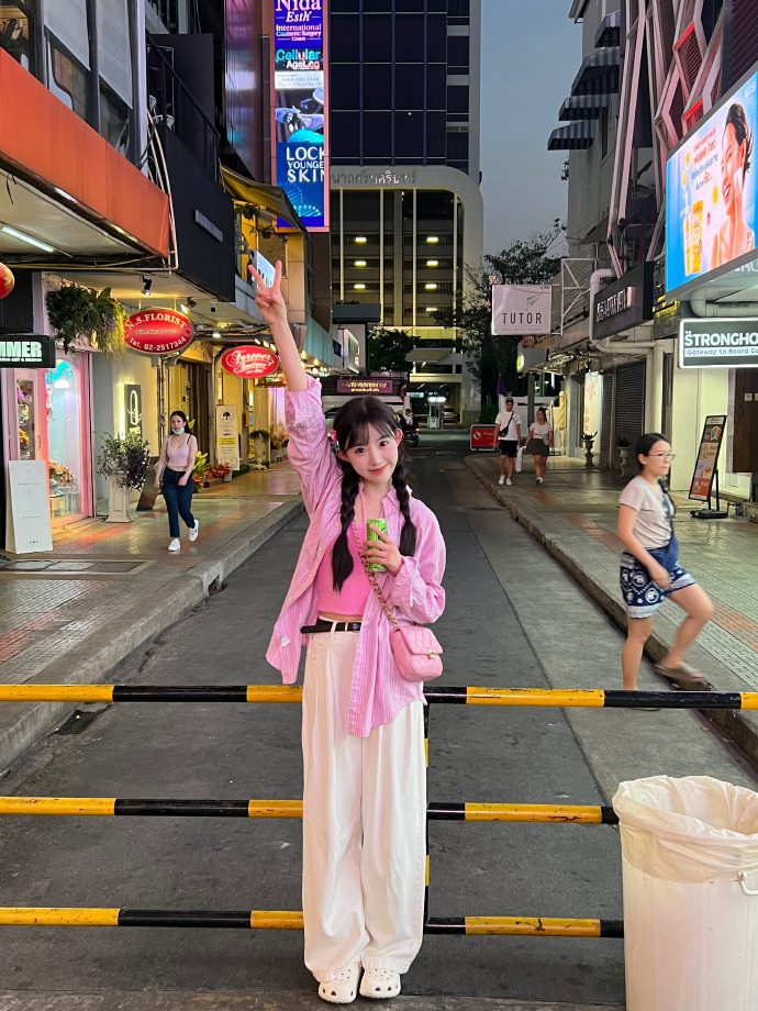 他是谁 封面